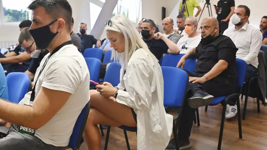 Η ξανθιά που 'έλαμψε' στην διάσκεψη του ΑΠΟΕΛ (φώτο)