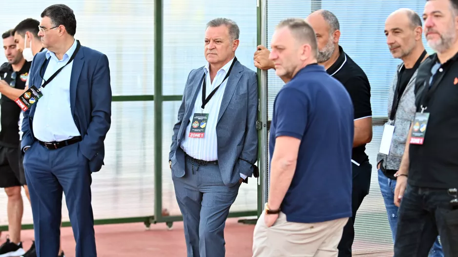 Η Διοίκηση του ΑΠΟΕΛ στον αγωνιστικό χώρο του "Vasil Levski" (φώτος)