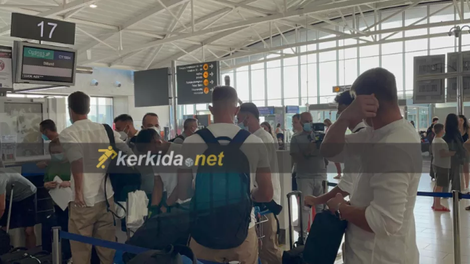 ΦΩΤΟΣ/Η άφιξη της αποστολής της ΑΕΚ στο αεροδρόμιο