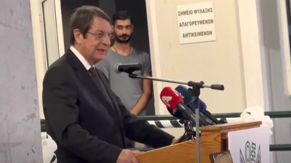 ΠτΔ σε Καραβίδα: "Όταν αποδημήσω εις Κύριο αποφασίζετε/ Ο παππούς μου... 108 ή 110"! (Βίντεο)