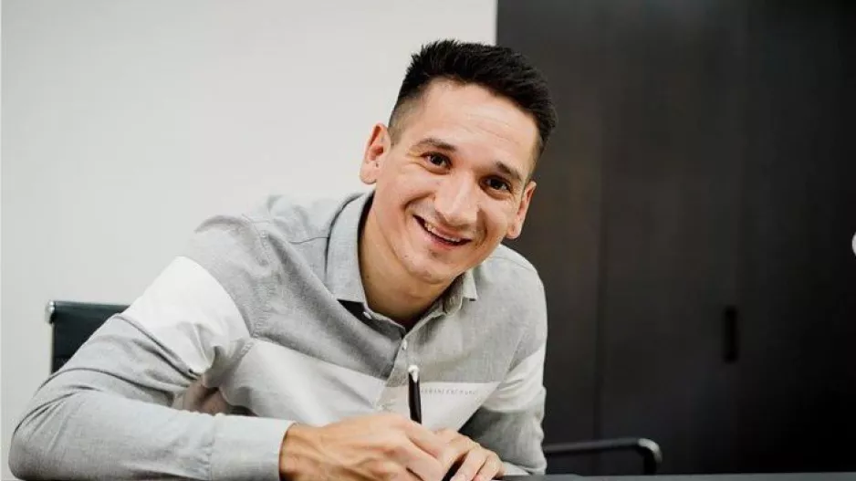 "Συνεχίζω στο μέρος όπου είμαι χαρούμενος/Σας ευχαριστώ για τη μεγάλη σας αγάπη"