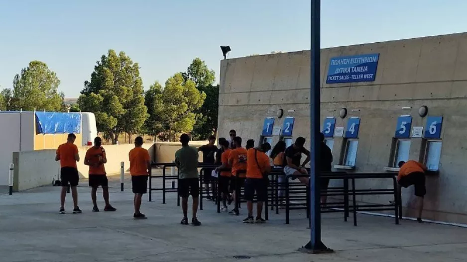 Κόσμος... στα εκδοτήρια