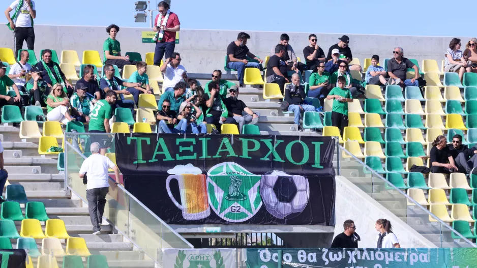 Μαζικά στο ιστορικό ματς