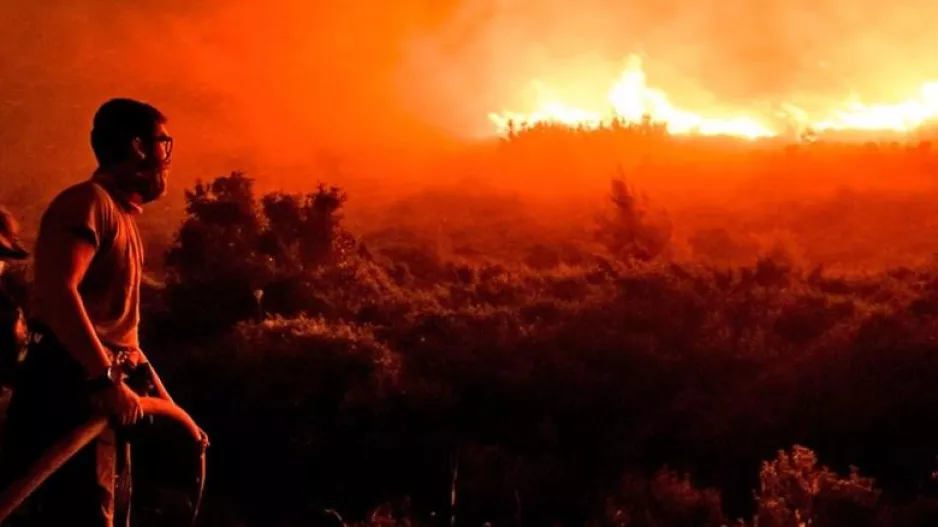 Μαίνεται ανεξέλεγκτη η φωτιά στην Πεντέλη... 
