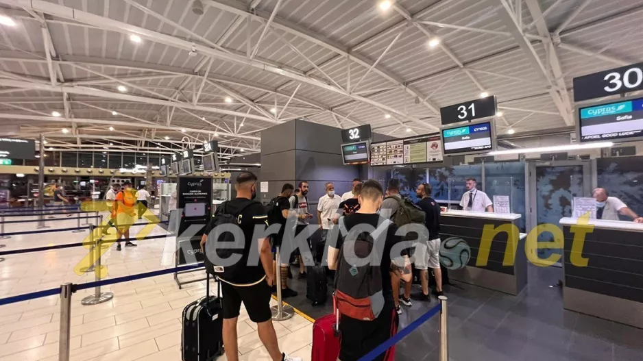 ΑΠΟΕΛίστες στο αεροδρόμιο (φώτος)