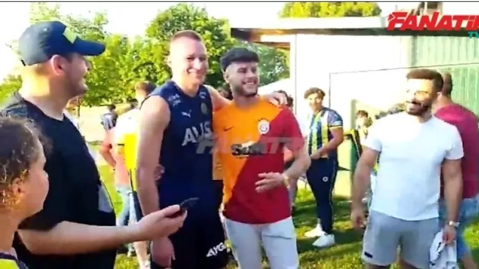 O Attila Szalai με οπαδό της μισητής... Galatasaray