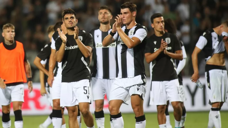 Το απολογητικό χειροκρότημα των παικτών του Δικεφάλου μπροστά από τους οπαδούς