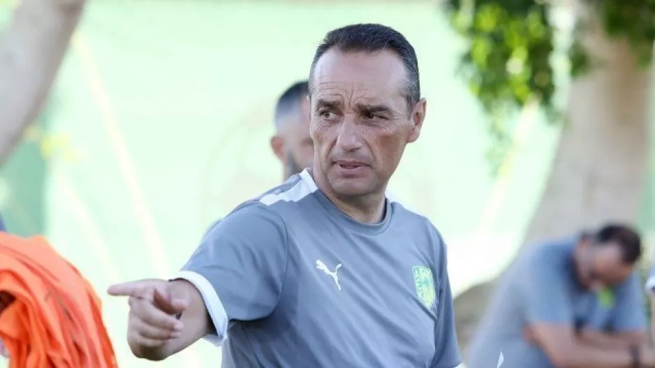 Περιμένει με ψυχραιμία