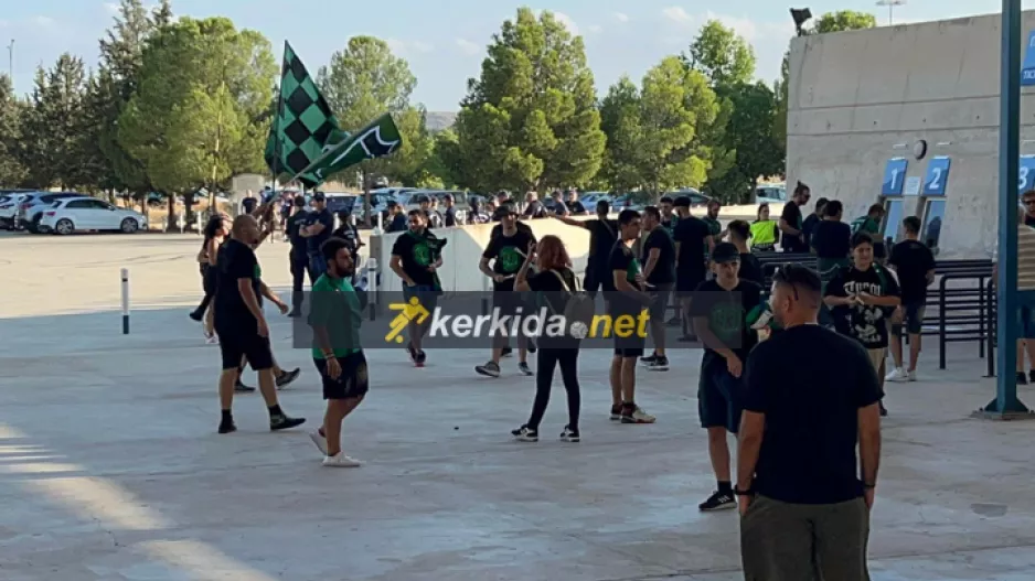 Έφτασαν με... συνθήματα οι οπαδοί του Ολυμπιακού (βίντεο)