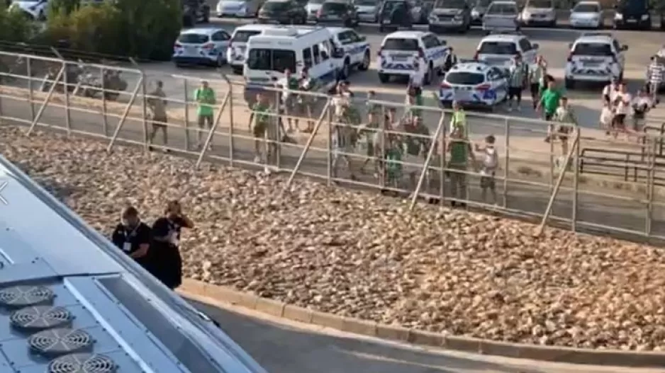 Άφιξη Μακάμπι με συνθήματα (βίντεος)