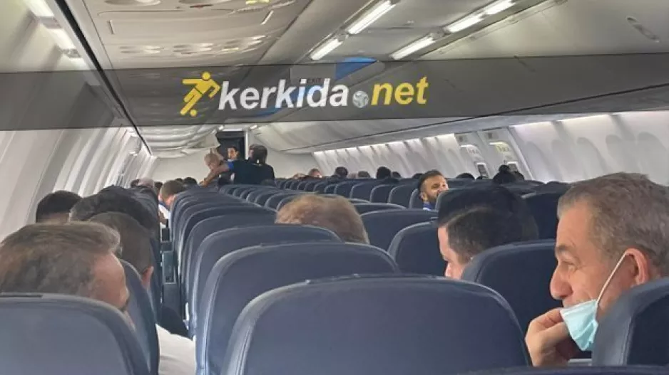 (Βίντεο Kerkida) ΑΠΟΕΛ - "Μόνο δεν σ' αφήσαμε ποτέ" στο αεροπλάνο