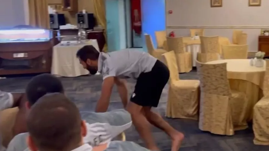 ΑΕΛ: Ο γορίλας... Μούριελ και ο "χαμός" με Τσιμπόλα (βίντεο)