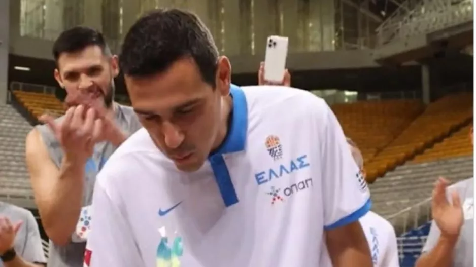 H τούρτα της Εθνικής για τα γενέθλια του Νίκου Ζήση!