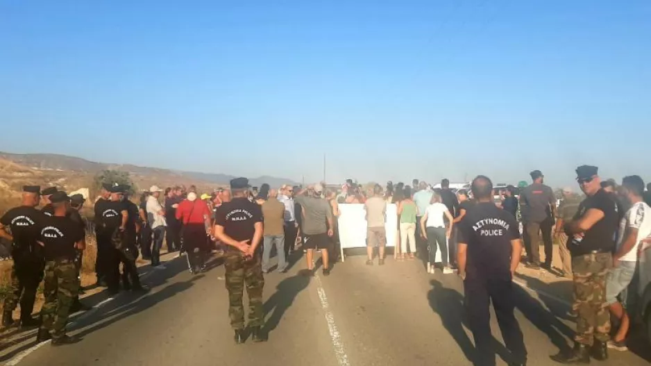 Χειροπέδες σε Κοινοτάρχες στο Μιτσερό 