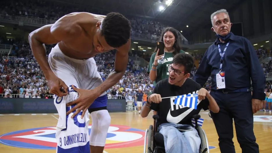 Συγκλονιστικός Γιάννης, σταμάτησε και έδωσε τη φανέλα του σε παιδάκι