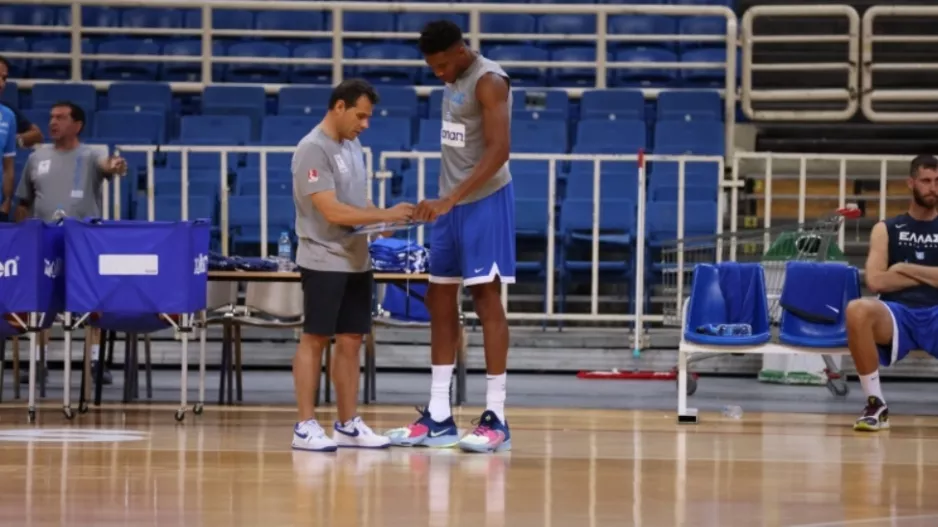 EuroBasket 2022: Ο Ιτούδης μοιράζεται τα... μυστικά του με τον Γιάννη Αντετοκούνμπο 