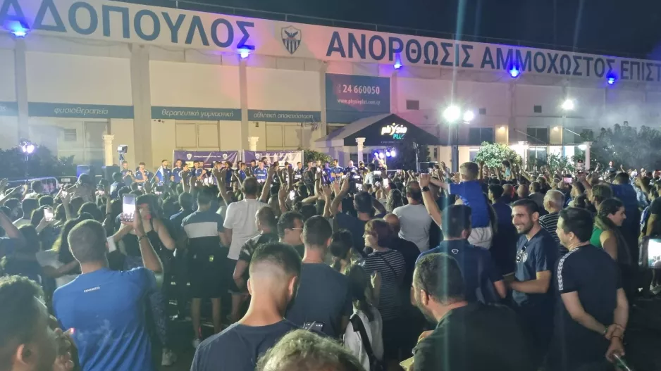 "Όλα Μπλε" με... μαέστρο τον Κωστάκη (βίντεο)