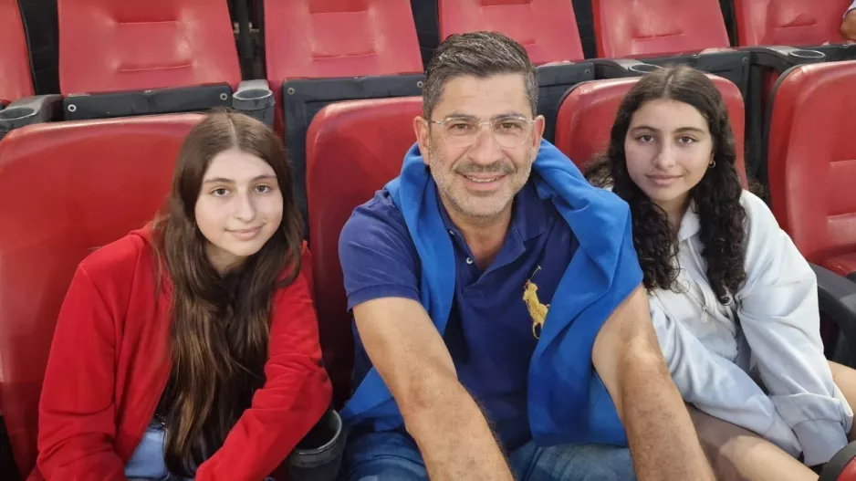Με τις κοράσες του!