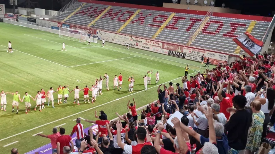 ΦΩΤΟΣ-ΒΙΝΤΕΟ / Όλο το γήπεδο ''Όλε-Όλε'' και... ''Χώμα που περπάτησα''