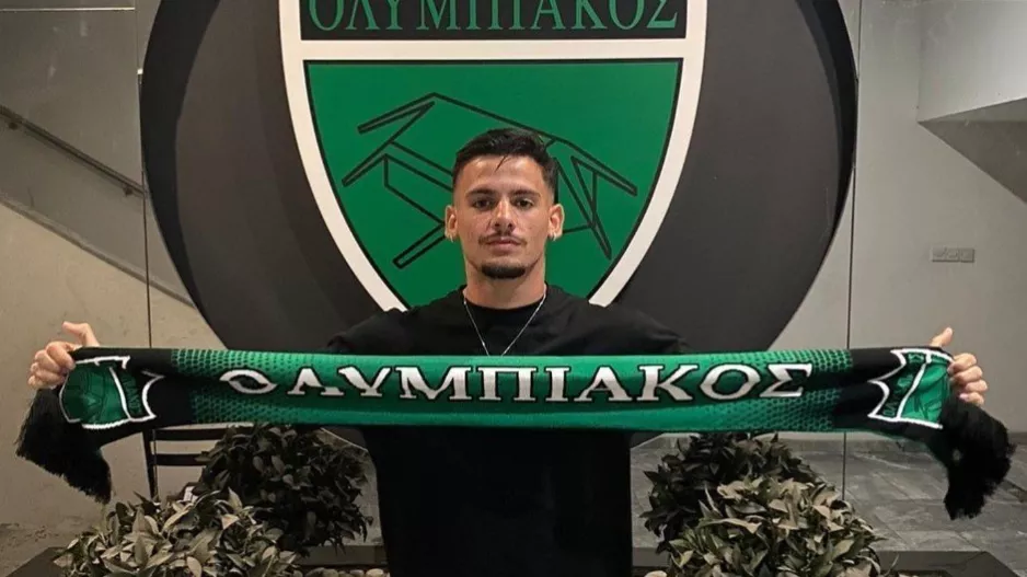 Φώτο με κασκόλ του Ολυμπιακού 
