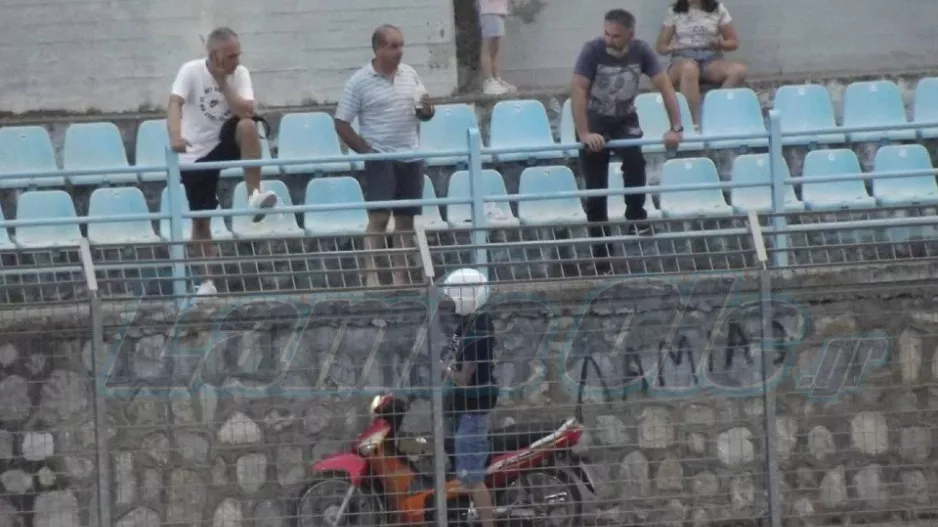 Ντελιβεράς παρέδωσε καφέδες την ώρα του αγώνα!