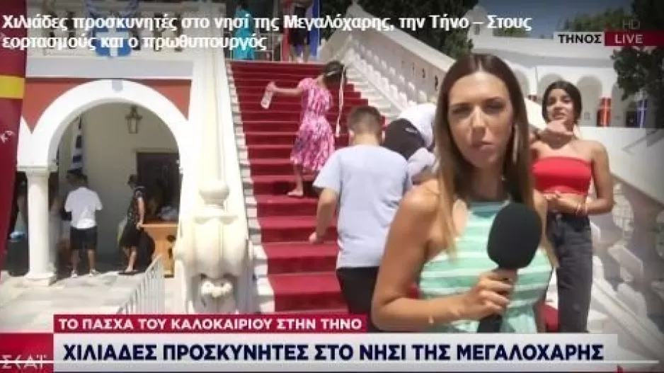 Ακραία πρόκληση: Έκανε το σήμα των «Γκρίζων Λύκων» και την κίνηση «θα σας κόψουμε τους λαιμούς», μπροστά στην Παναγία της Τήνου