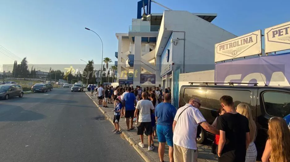 Ουρές Ανορθωσιατών έξω από Anorthosis Store για Ουάρντα! (φώτος)