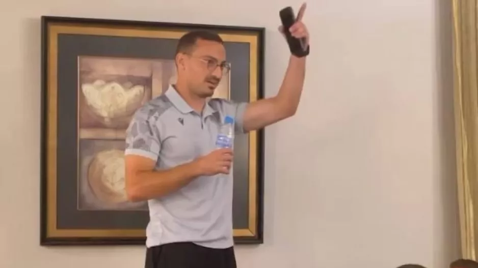 Μακρής πριν το τραγούδι: "Είμαι επιθετικός, winger κάτι σαν... αλεπού!" (βίντεο)