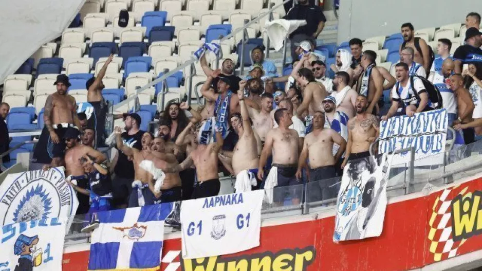 Κόσμος ναι...