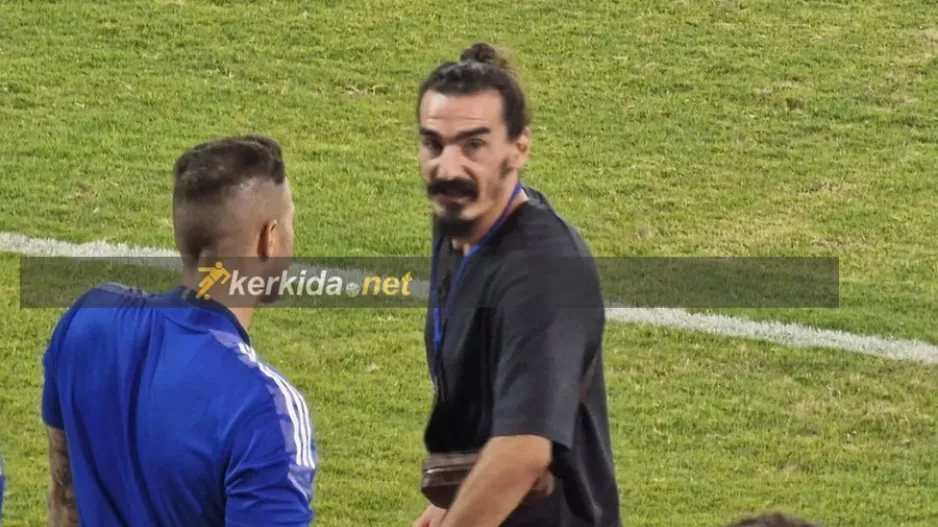 Δίπλα στους συμπαίκτες του