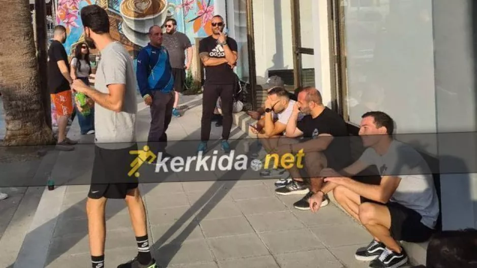 (Φώτος Kerkida)  Στη μπουτίκ του Απόλλωνα για ένα εισιτήριο από τις 05:00 το πρωί!