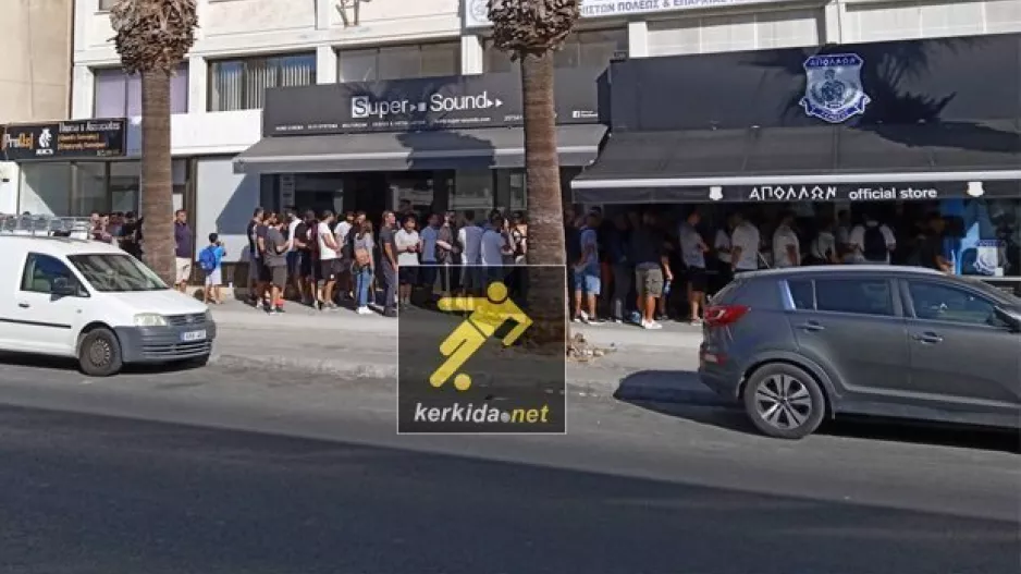 (Ώρα 10:10) Η ουρά... καλά κρατεί!