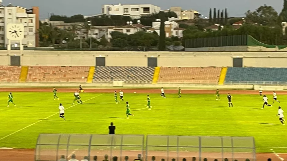 Β' Κατηγορία: Φιλοξενούμενοι το πάνω χέρι, κανένα παιχνίδι... "Χ"