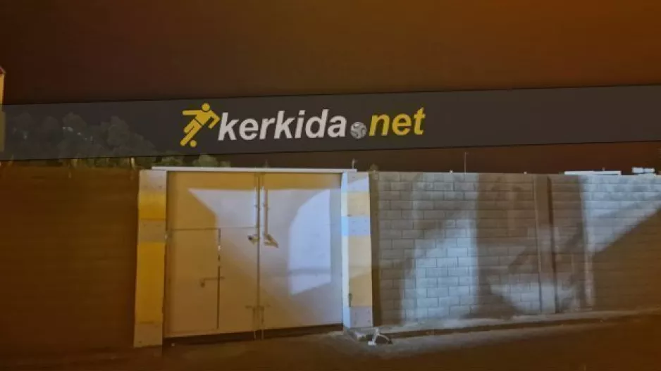 Διαμαρτυρία από ΑΕΛίστες έξω από τα αποδυτήρια