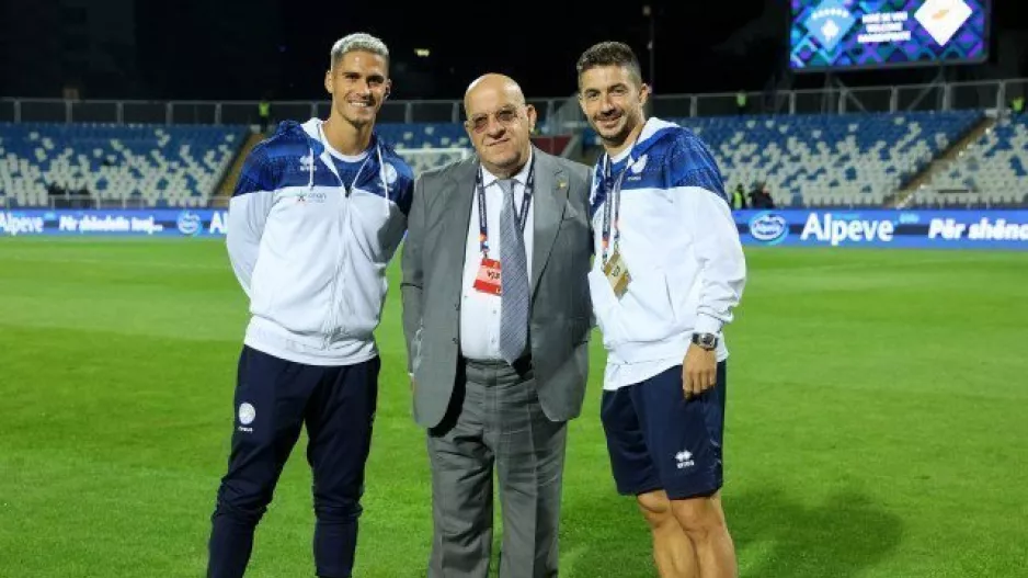 Ο πρόεδρος με "2"