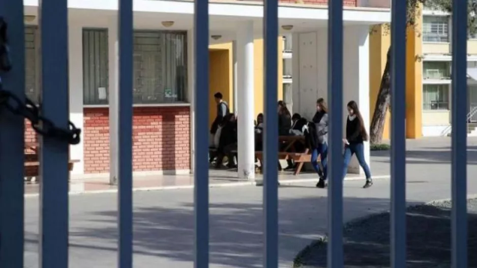 (Λεμεσός) Καθηγητής έπιασε από τον λαιμό μαθητή