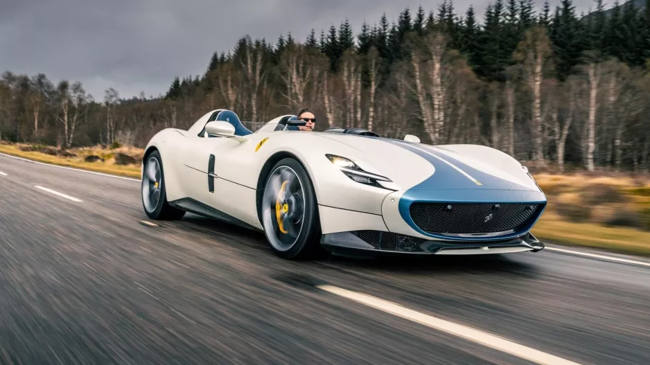 Έβγαλε εκατομμύρια πουλώντας... αόρατες Ferrari