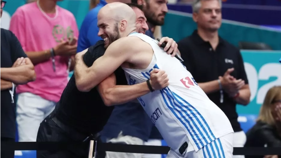 Οι αγκαλιές του Καραγκούνη με Καλάθη και Παπανικολάου