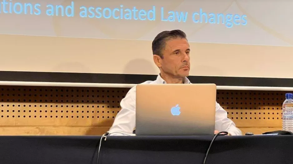 ΑΤΑΚΕΣ Μάζιτς για ξένους ρεφ: "Δεν είμαι κουτί παραπόνων - Δεν είμαι ο Άγιος Βασίλης..." (BINTEO)