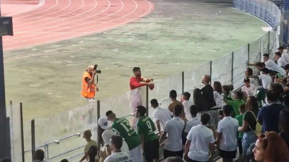 ΒΙΝΤΕΟ / Αποθέωση Βάνα – Έριξε φανέλα στην εξέδρα 