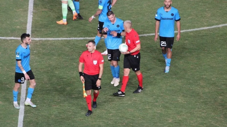 ΦΩΤΟΣ/Ο Ρομπέρζ έδειχνε τον… γκαφατζή βοηθό στον διαιτητή!