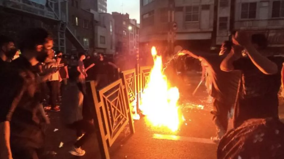 Το Ιράν στις φλόγες: Γιγαντώνεται η εξέγερση κατά της μαντίλας