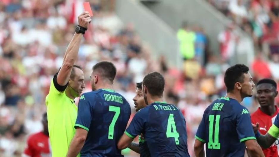 Η UEFA έβαλε στην... κατάψυξη τους διαιτητές που «έσφαξαν» τον Παναθηναϊκό με Σλάβια!