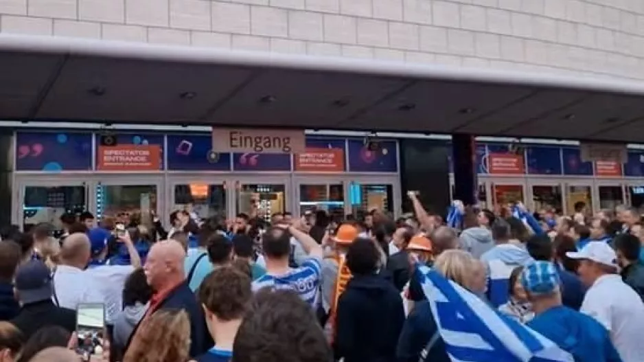Ελληνικό πάρτι στο Βερολίνο: "Ελλάς ολέ ολέ, δεν σταματώ να τραγουδώ ποτέ!" (βίντεο)
