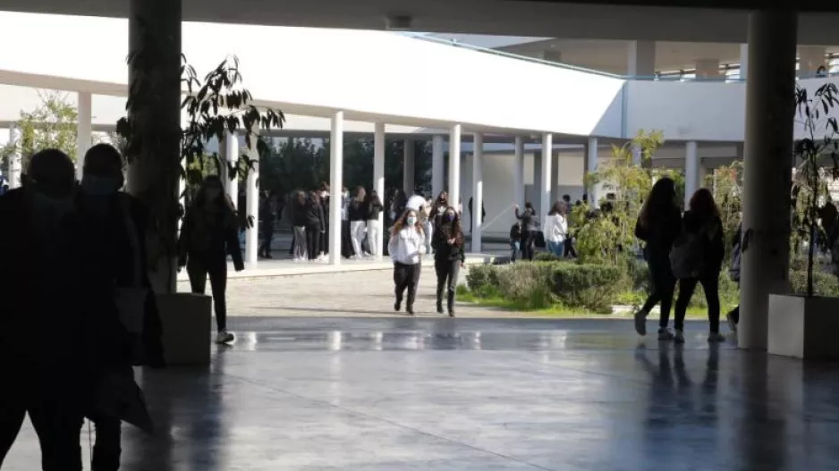 Διευθυντής απέβαλε 60 μαθητές για την εμφάνιση τους
