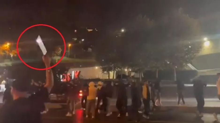 Οπαδοί της Φενέρ πήγαν έξω από το γήπεδο της Μπεσίκτας με καπνογόνα και... μπαλτά!