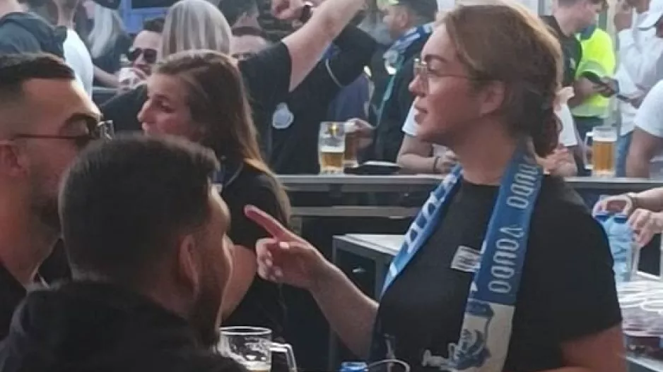 Η Ολλανδέζα bar woman στα μπλε του Απόλλωνα