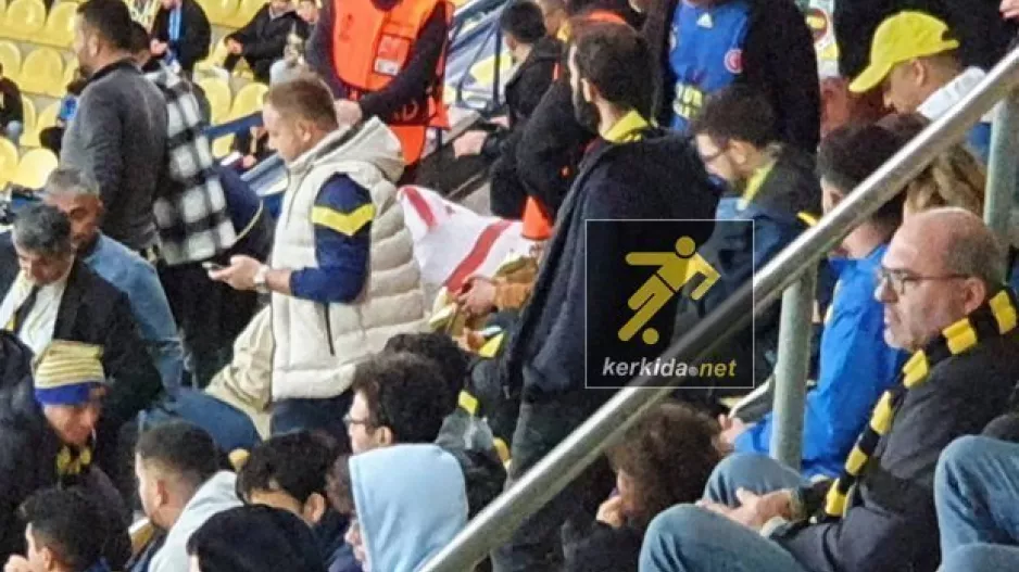 Αρκετές σημαίες του ψευδοκράτους στην κερκίδα/φώτος