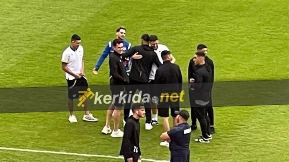 Αγκαλιές με τον... δικό τους οι παίκτες του ΑΠΟΕΛ (φώτος)
