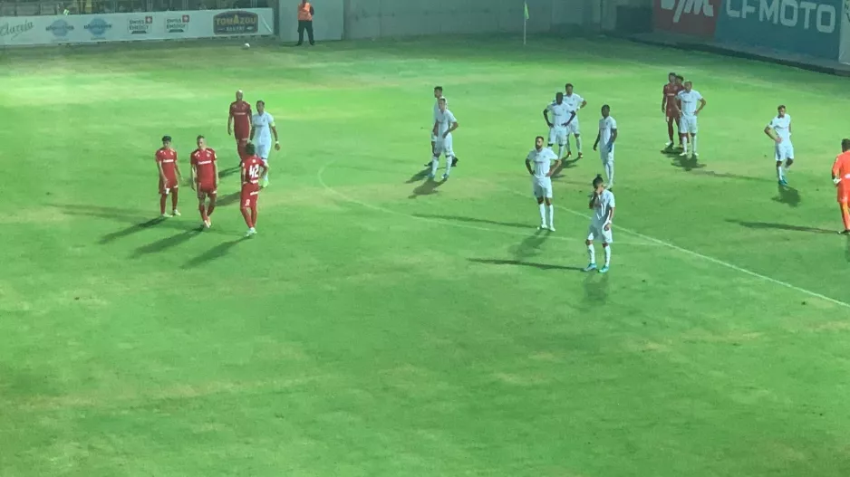 Οn field review για πέναλτι και... τελικά οφσάιντ 